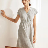 Vestido Midi ARIA em Linho 100% com Elástico na Cintura e Padrão de Riscas