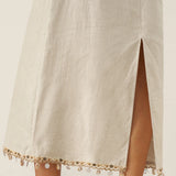 Vestido Comprido de Linho 100% com Contas no Decote Redondo e Cinto BELLA