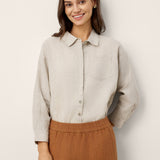 Camisa FELICITY em Linho 100% com Carcela Oculta e Bolso Aplicado