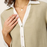 Vestido Midi em Camiseiro, com Decote em V, Sobreposições de Lapelas e Painéis Contrastantes em 100% Linho PERSEPHONE
