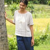 Top com pregas e riscas 100% linho VIA