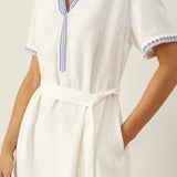 Vestido Midi em Linho 100% com Decote em V Bordado e Cinto FELLIS