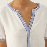 Vestido Midi em Linho 100% com Decote em V Bordado e Cinto FELLIS