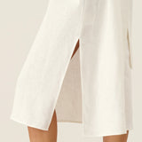 Vestido Midi em Linho 100% com Decote em V Bordado e Cinto FELLIS