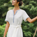 Vestido Midi em Linho 100% com Decote em V Bordado e Cinto FELLIS