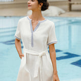 Vestido Midi em Linho 100% com Decote em V Bordado e Cinto FELLIS