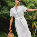 Vestido Midi em Linho 100% com Decote em V Bordado e Cinto FELLIS