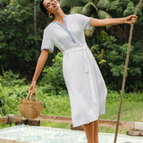 Vestido Midi em Linho 100% com Decote em V Bordado e Cinto FELLIS
