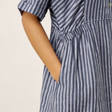 Vestido Midi CASSANDRA com Botões e Mangas Curtas, em Linho 100% com Padrão de Riscas