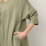 Vestido Maxi ZENOBIA em Linho 100%, com Pregas Centrais, Decote em V e Manga com Punho