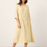 Vestido Comprido Verena 100% Linho com Pregas, Bordado e Cinto Ajustável com Folhos