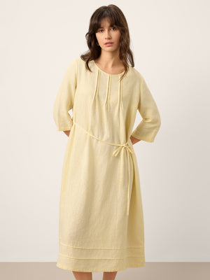 Vestido Comprido Verena 100% Linho com Pregas, Bordado e Cinto Ajustável com Folhos