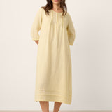 Vestido Comprido Verena 100% Linho com Pregas, Bordado e Cinto Ajustável com Folhos