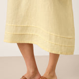 Vestido Comprido Verena 100% Linho com Pregas, Bordado e Cinto Ajustável com Folhos