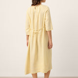 Vestido Comprido Verena 100% Linho com Pregas, Bordado e Cinto Ajustável com Folhos