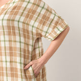 Vestido Maxi LESLIE 100% Linho com Xadrez, Decote em V Profundo, Ombros Descaídos e Fendas Laterais