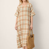 Vestido Maxi LESLIE 100% Linho com Xadrez, Decote em V Profundo, Ombros Descaídos e Fendas Laterais