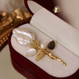 Broche Folha de Tulipa com Pérola de Água Doce