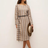 Vestido Midi ELSPETH em Linho 100% com Padrão Listrado Entrançado