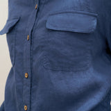 Camisa Casaco JANE com Aba e Bolsos de Chapa e Fecho de Botão em 100% Linho