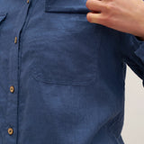 Camisa Casaco JANE com Aba e Bolsos de Chapa e Fecho de Botão em 100% Linho