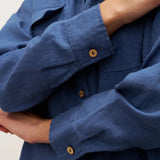 Camisa Casaco JANE com Aba e Bolsos de Chapa e Fecho de Botão em 100% Linho