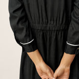 Vestido comprido com folhos e remate contrastante em linho-liocel NYX