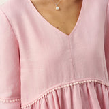 Vestido Midi em Linho 100% com Decote em V, Bainha com Folhos e Detalhe em Croché MARTHA