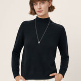 Camisola RHEA em Caxemira Premium Acabamento Manual Gola Alta Canelada Sem Costuras