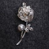 Broche Esculpido em Rosa, em Liga e Pérola de Água Doce