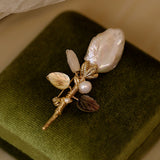 Broche Folha de Tulipa com Pérola de Água Doce