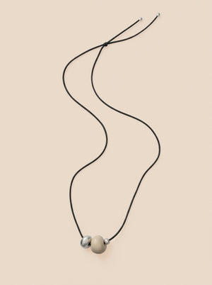Colar de Cordão com Pendente de Noz de Marfim