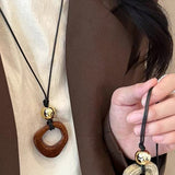 Colar Comprido de Camisola Com Pendente de Osso de Camelo em Resina