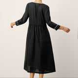 Vestido comprido com folhos e remate contrastante em linho-liocel NYX
