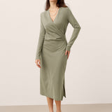Vestido midi transpassado decote em V elástico MARNIE