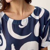 Vestido midi com cintura plissada e estampado abstrato em linho PRIYA