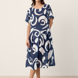 Vestido midi com cintura plissada e estampado abstrato em linho PRIYA