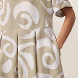 Vestido midi com cintura plissada e estampado abstrato em linho PRIYA