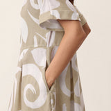 Vestido midi com cintura plissada e estampado abstrato em linho PRIYA