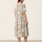 Vestido midi com cintura plissada e estampado abstrato em linho PRIYA