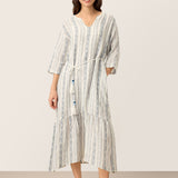 Vestido Maxi Boémio MARLOWE de Linho com Riscas Tribais, Decote em V, Folhos e Cinto Entrançado