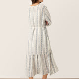 Vestido Maxi Boémio MARLOWE de Linho com Riscas Tribais, Decote em V, Folhos e Cinto Entrançado