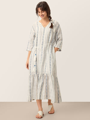 Vestido Maxi Boémio MARLOWE de Linho com Riscas Tribais, Decote em V, Folhos e Cinto Entrançado