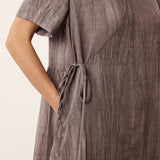 Vestido comprido com decote em V e cinto na cintura em Lyocell texturizado SUSANNA