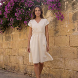 Vestido Midi ARIA em Linho 100% com Elástico na Cintura e Padrão de Riscas