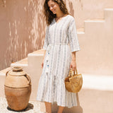 Vestido Maxi Boémio MARLOWE de Linho com Riscas Tribais, Decote em V, Folhos e Cinto Entrançado