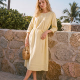Vestido Comprido Verena 100% Linho com Pregas, Bordado e Cinto Ajustável com Folhos