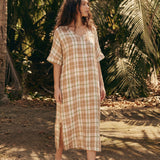 Vestido Maxi LESLIE 100% Linho com Xadrez, Decote em V Profundo, Ombros Descaídos e Fendas Laterais