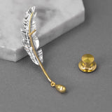 Broche de Pena Banhado a Prata