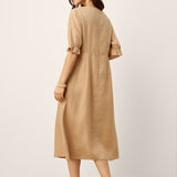 Vestido Comprido Zephyra de Linho 100% com Decote Redondo, Cintura Alta e Mangas com Folhos